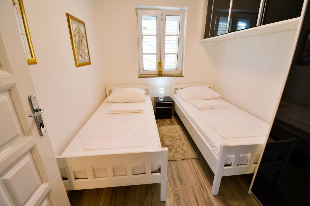 Apartment 10 In Villa Petrac Banjol Kültér fotó